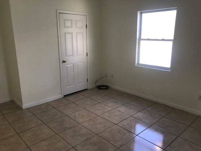 Photo - 5802 Avenue R Unidad Studio Apartment