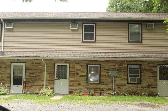 Building Photo - 2 Bedroom Townhome