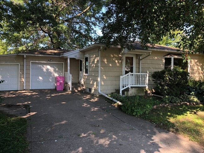 Building Photo - Affordable Colona Home With 2-Car Garage and Spacious Yard!