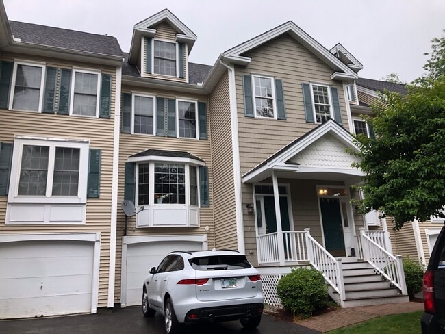 Building Photo - Southern Nashua Townhouse For Lease