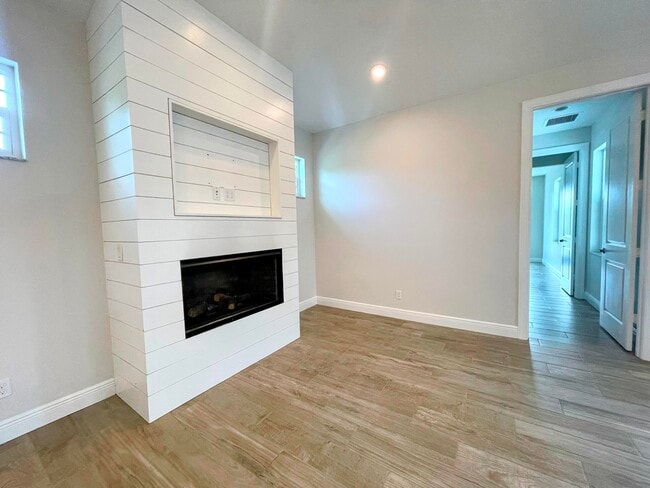 Photo - 4980 SE Railway Ave