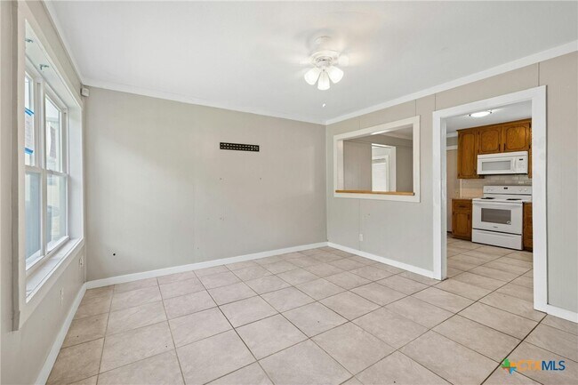 Photo - 810 Crockett Dr