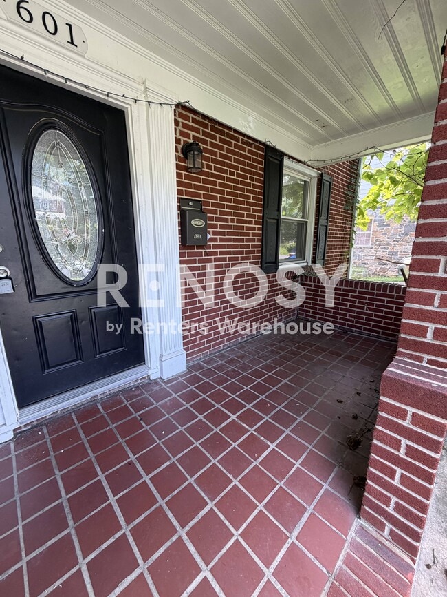 Photo - 601 Warwick Rd