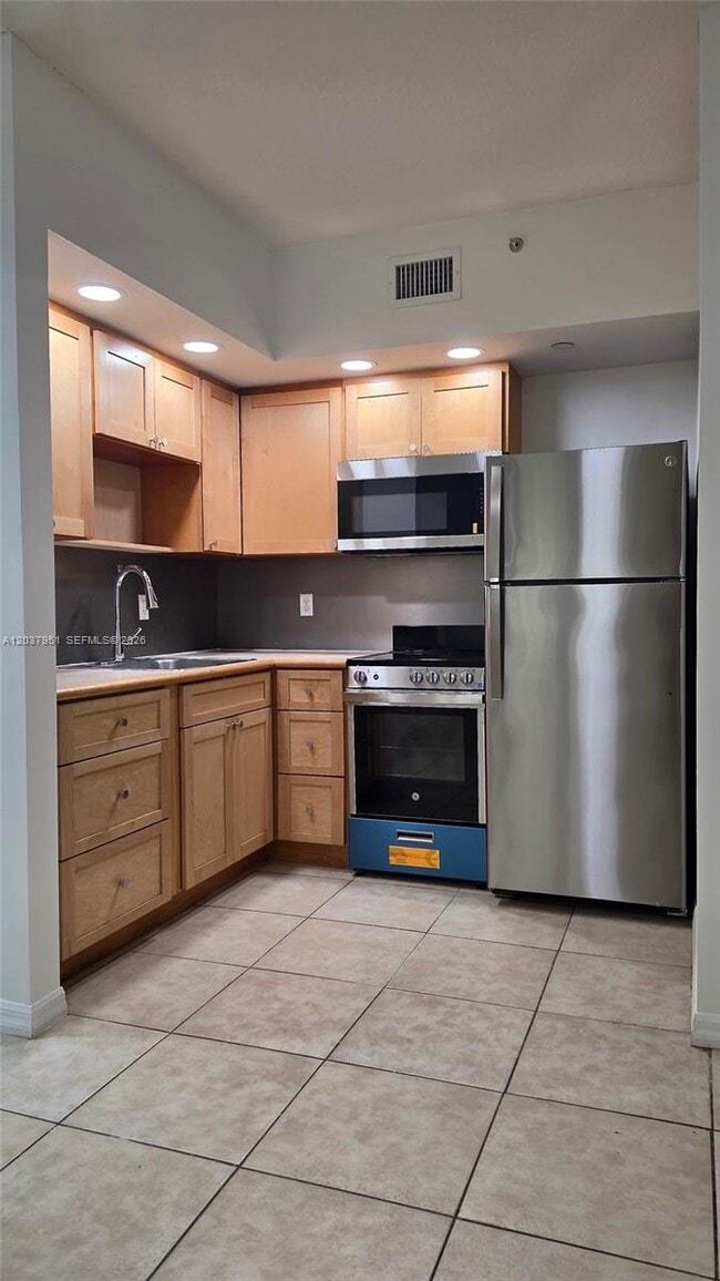 2630 SW 28th St Unit 14