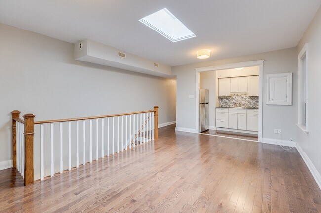 Photo - 412 Wellesley St E