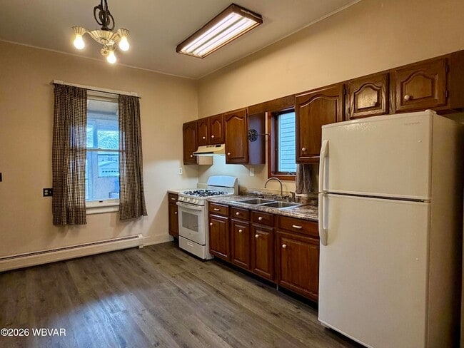 Photo - 212 Montour St N