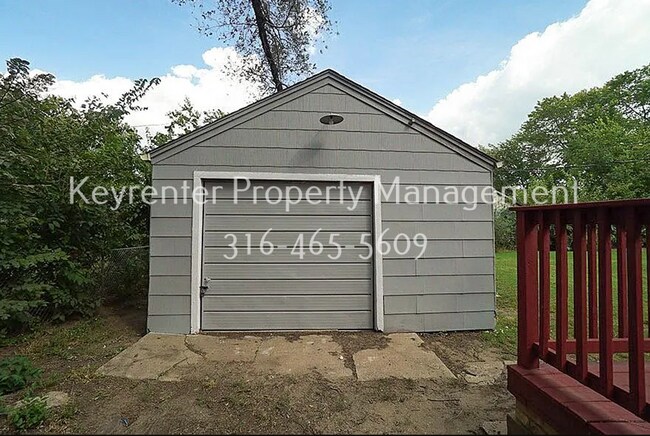 Photo - Cute 2 bedroom house on large lot with easy highway access!