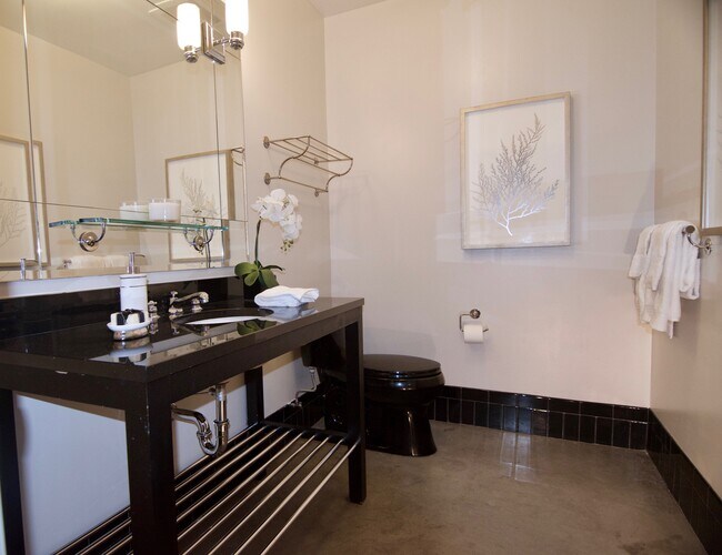 Large Powder room downstairs - 849 S Broadway Unidad PH1