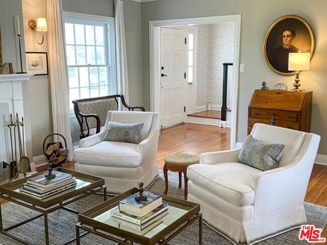 Photo - 934 S Dunsmuir Ave