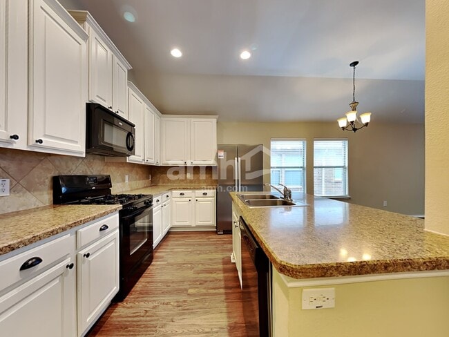 Photo - 421 Sugarberry Ln