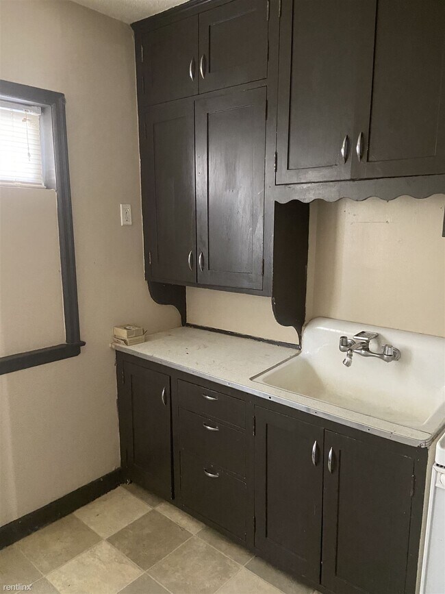 Photo - 2 br, 1 bath 4plex - 401 North Dewey Stree...