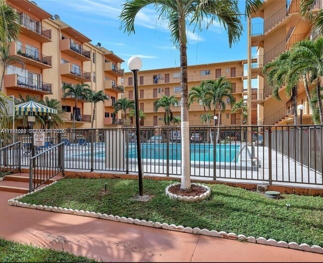 Building Photo - 1900 W 54th St Unit 307