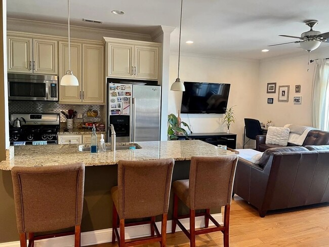 Photo - 2352 W Byron St Unit 301