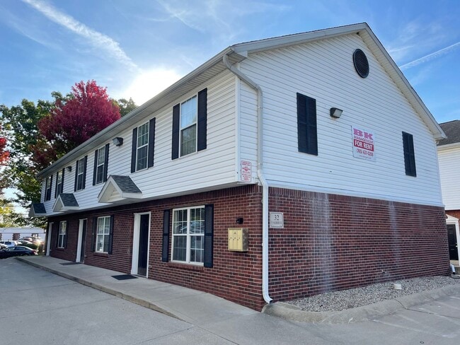 Building Photo - Urban Townhouse 32 Unit 2