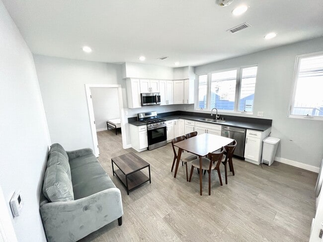 Building Photo - 2641 S Budlong Ave Unit 2641 S Budlong Ave