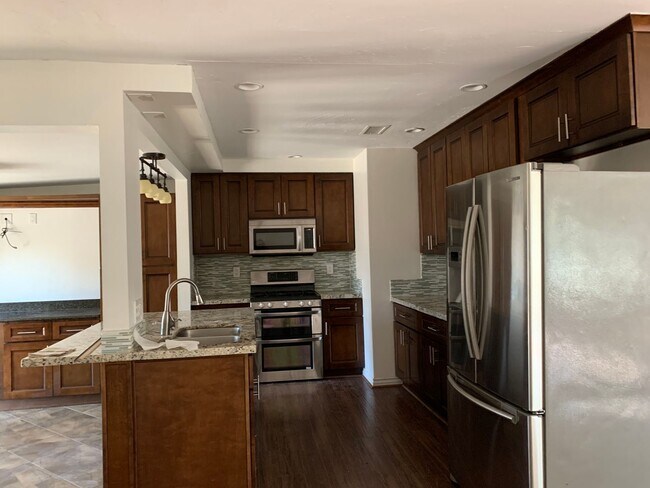 Photo - Beautiful 5 br(2 master) 3 bath house, gra...