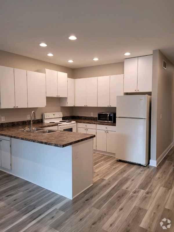 Building Photo - 105 N Elm St Rental