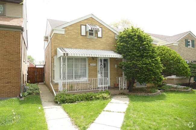 Building Photo - 2423 Elm St Rental
