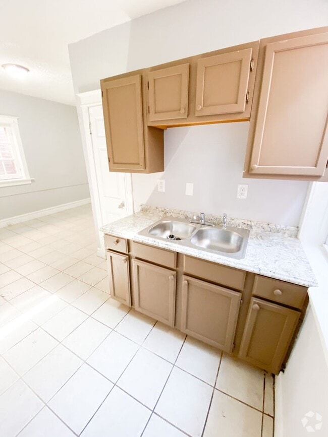 Building Photo - Spacious 2 bed 1 bath just south of Cherokee Rental
