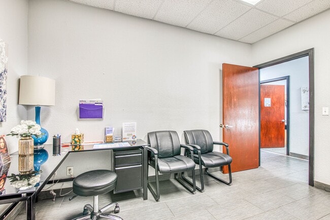 Photo - Move-in ready professional office space fo... Unidad 550 S. Mesa Hills A-4