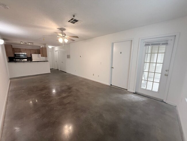 Building Photo - 1511-102 GRADUATE LN
