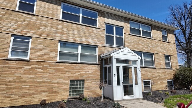 Building Photo - Freshly Renovated 2-Bed Gem with Artistic Finishes + Garage Option in Cincinnati Unit 2