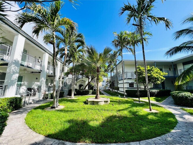 Building Photo - 950 Bay Dr Unit 6