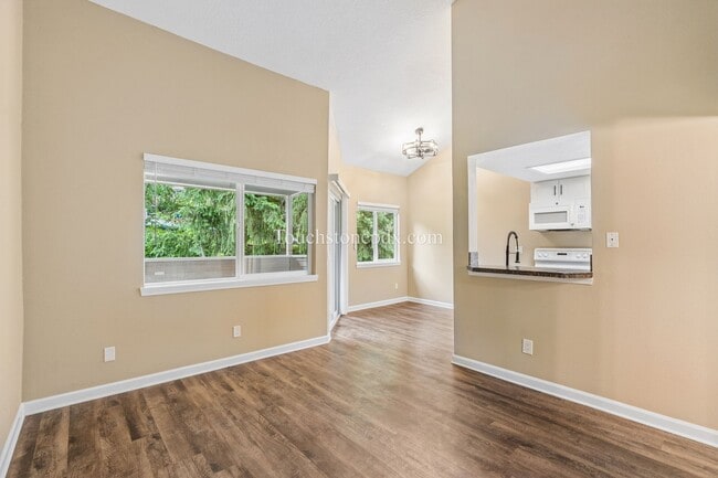 Photo - Light Filled Clackamas Condo with Covered Balcony and Community Amenities