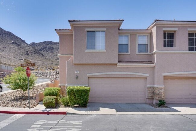 Building Photo - CHARMING 3 BEDROOM TOWN HOME