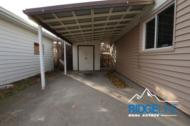 Photo - East-End Home with Large Garage for Lease!