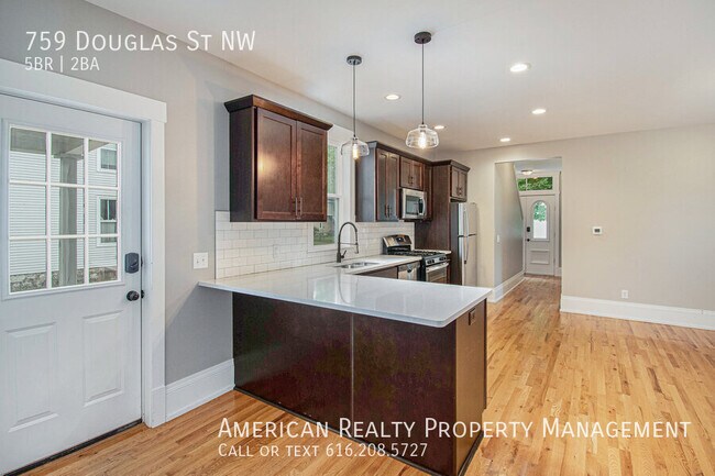 Photo - 759 Douglas St NW