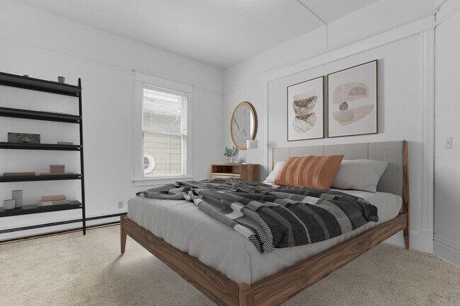 Building Photo - Triplex in Goose Hollow!