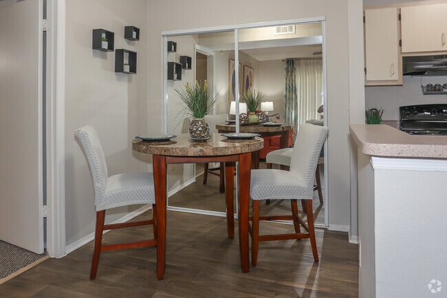 2BR, 2BA - 925SF