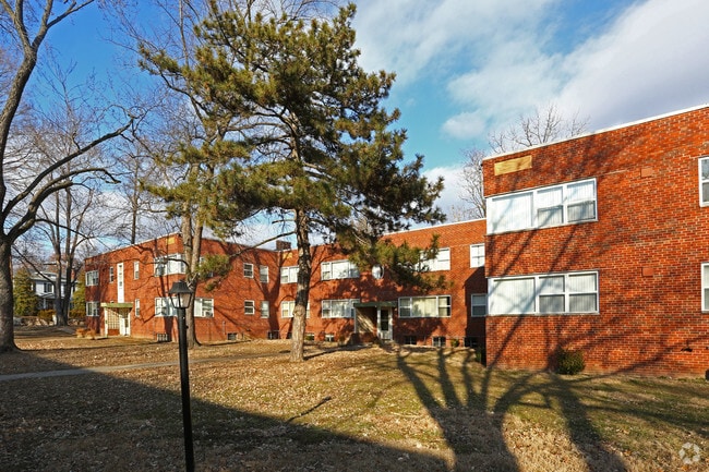 Pine Meadow Court Apartments - Pine Meadow Court Apartments