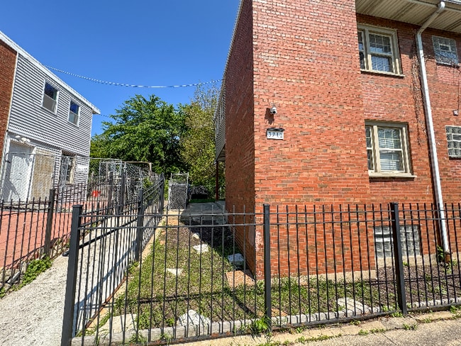 Building Photo - 3711 S Michigan Ave Rental