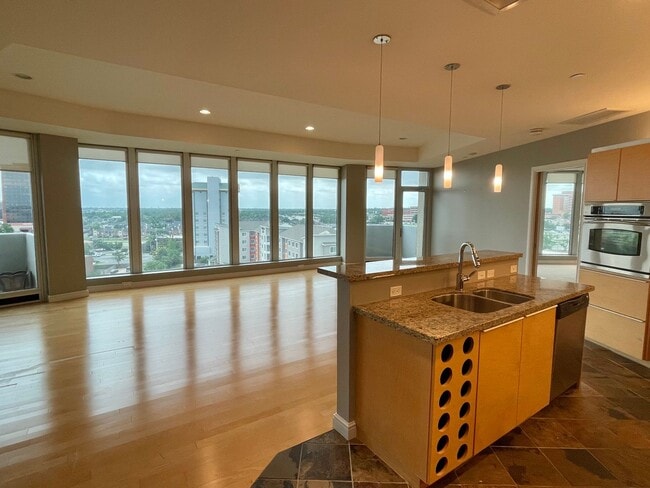 Building Photo - Luxury 2 Bed 2.5 Bath Condo in Central OKC