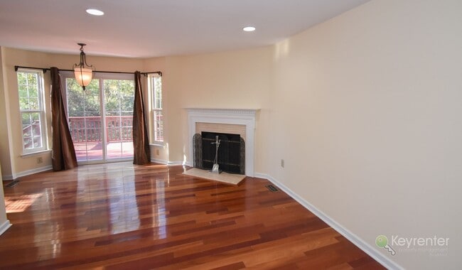 Photo - End Unit Townhome in Warrington Hunt community with 2 car garage!