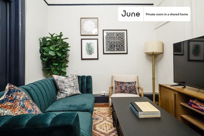 Room in Shared 4 bed/1 bath home in Hell's Kitchen