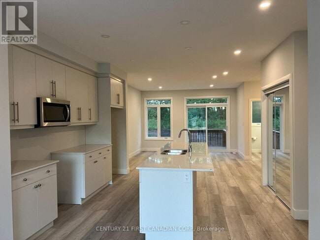 Photo - 990 Deveron Crescent