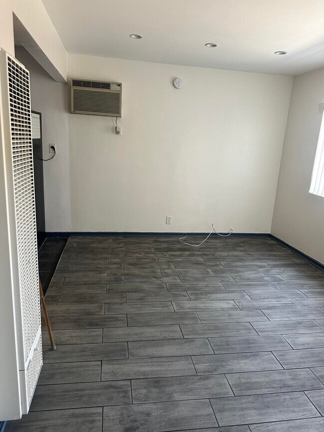 Photo - 1245-1247 E 40th Pl