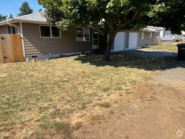 Building Photo - 2 Bedroom 1 bath Brownsville, Oregon Unit D Rental