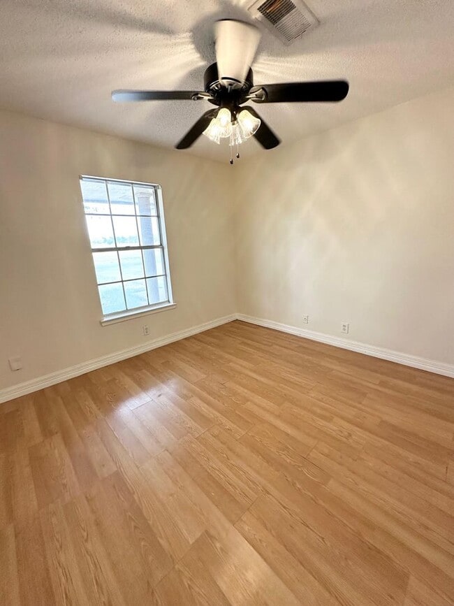 Photo - 3 Bed 2 Bath Ready to Rent!