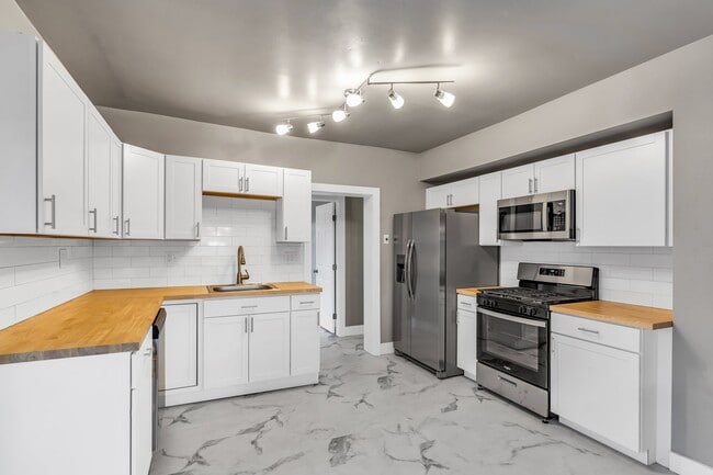 Photo - 2072 Oriole Rd