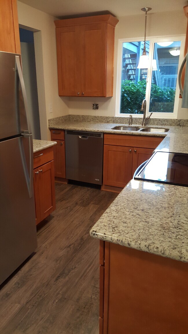Granite slab, stainless appliances, Pergo wood floor - 1461 Rainier Court