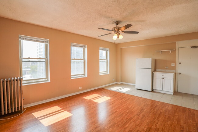 Building Photo - 911 W Lawrence Ave Unit #501