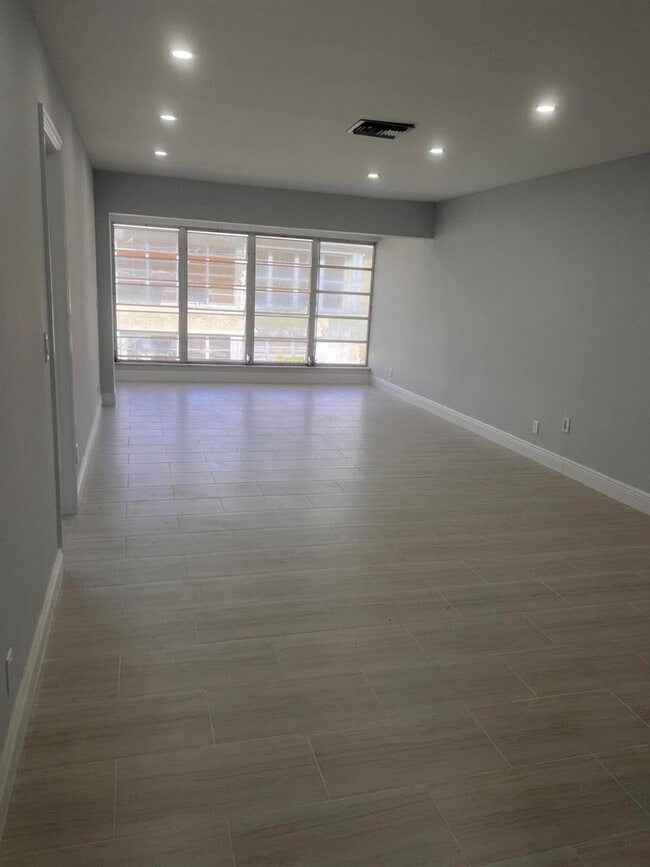 Building Photo - 1051 Orange Ter Unit Pines of Delray