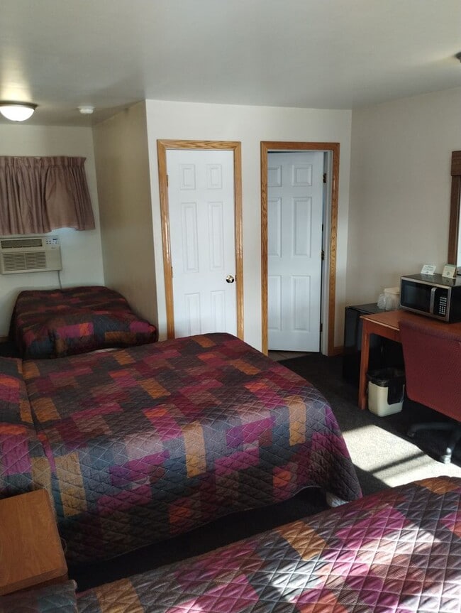 Building Photo - Riviera Motel Unit Room 25