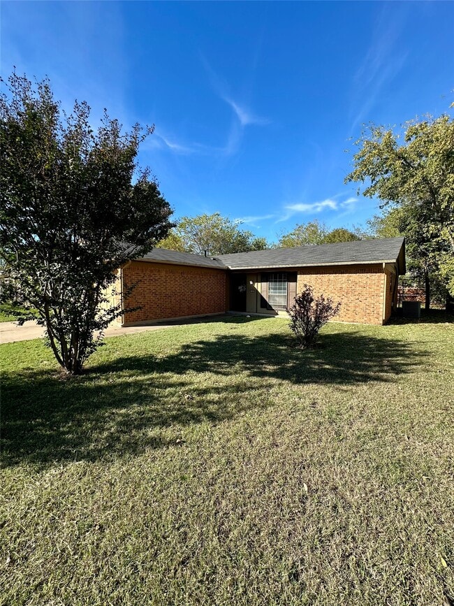 Building Photo - 1005 Waverly Dr