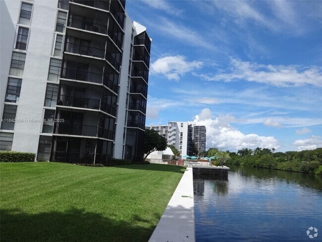 Building Photo - 3475 N Country Club Dr Unit 814 Rental