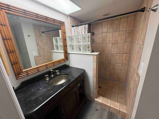 Photo - 203 Esther St